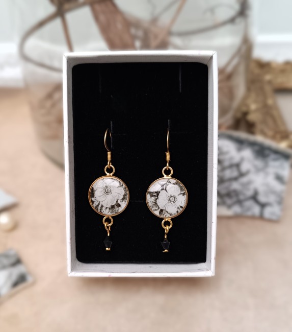 boucles-oreilles-relique-roses-noires-blanches-perle-noire-plaqué-or-ecrin