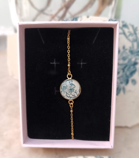 Bracelet présenté dans son écrin prêt à offrir.
