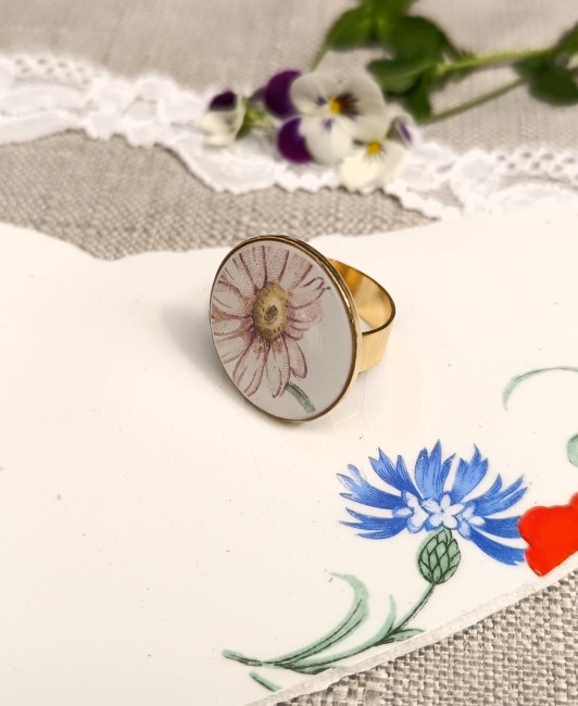 Grande bague en faïence ancienne L'Amandinoise recyclée sur fond blanc, montée sur un support réglable en laiton plaqué or 24 carats.