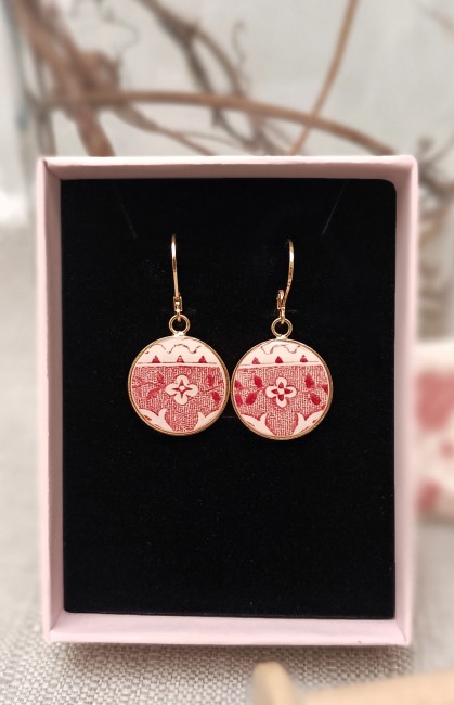 Dormeuses en porcelaine vintage rouge grenadine présentées dans leur écrin, pièce unique et idée cadeau artisanale pour femme.