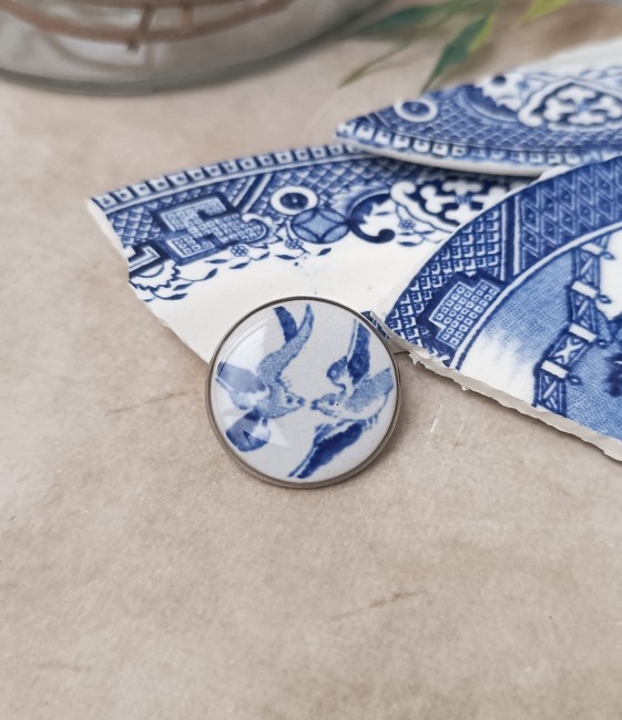 Broche artisanale en faïence ancienne Blue Willow, motif oiseaux. Création française unique, façonnée à la main à Calais à partir de vaisselle ancienne.