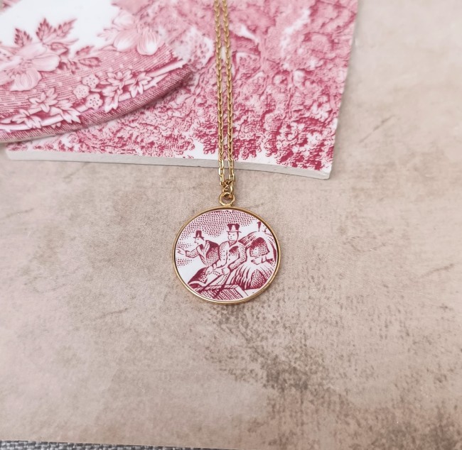 Collier en porcelaine anglaise vintage recyclée, fait main en France. Bijou poétique et unique, idéal pour un cadeau de noces de porcelaine.