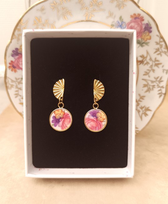 Boucles éventail en acier inoxydable avec médaillons en porcelaine héritée, sertis plaqué or 24 carats. Création française éco-responsable.