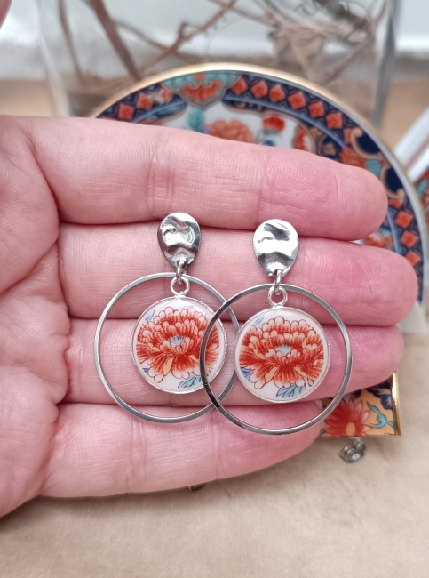 Boucles Imari présentées en main pour visualiser les cabochons de 18 mm et les anneaux de 30 mm.