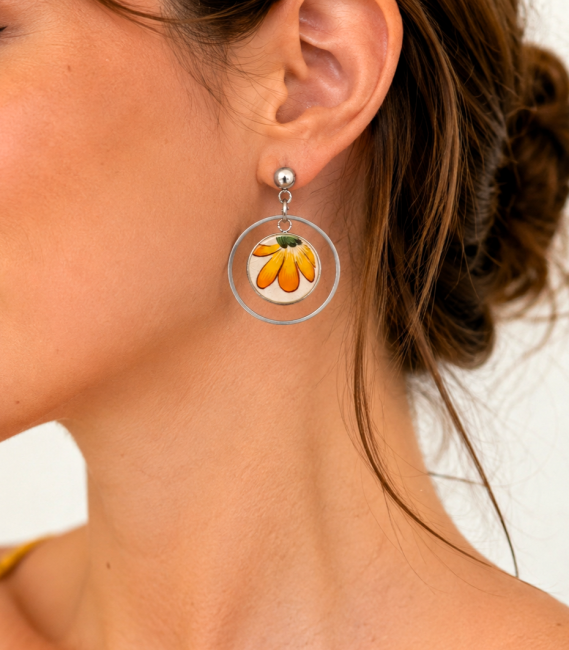 Boucles Samba portées, bijoux artisanaux colorés inspirés du style Flower Power.