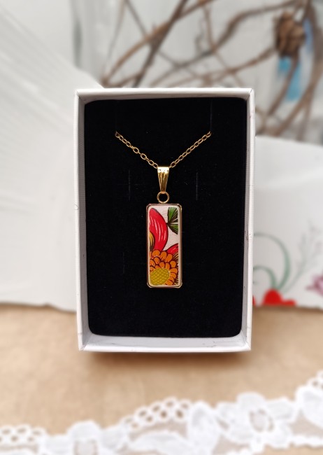 Collier Samba présenté dans son écrin prêt à offrir pour un anniversaire, les noces de faïence ou toute autre occasion.