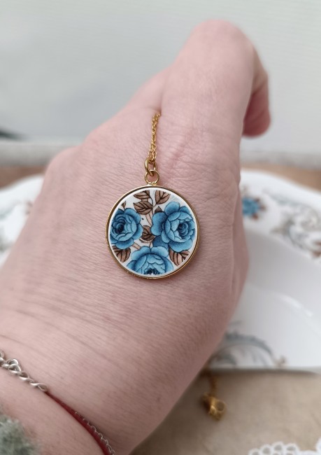 detail-roses-bleues-faience-ancienne-bijou-dore
