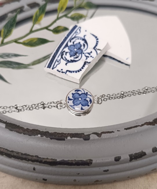 Bracelet artisanal en faïence ancienne de Moustiers, fait main à Calais. Bijou bleu vintage protégé par résine, pièce unique, livraison offerte dès 70 €.