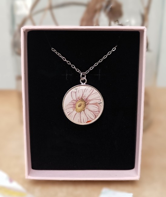 Collier présenté dans son écrin prêt à offrir pour un anniversaire, les noces de faïence ou toute autre occasion.