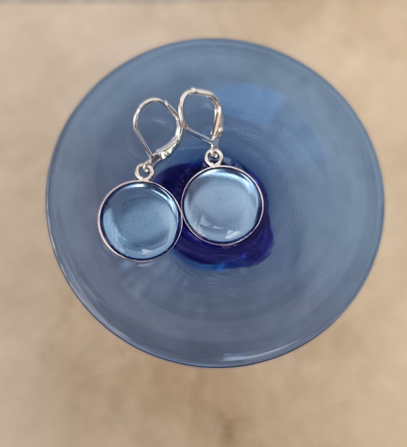 Boucles d’oreilles personnalisées réalisées à partir d’un verre familial au pied bleu transformé artisanalement en bijou souvenir.