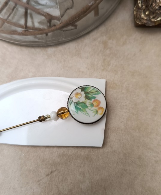 Détail du décor de fraises anciennes et fleurs de fraisier sur porcelaine anglaise des années 50.
