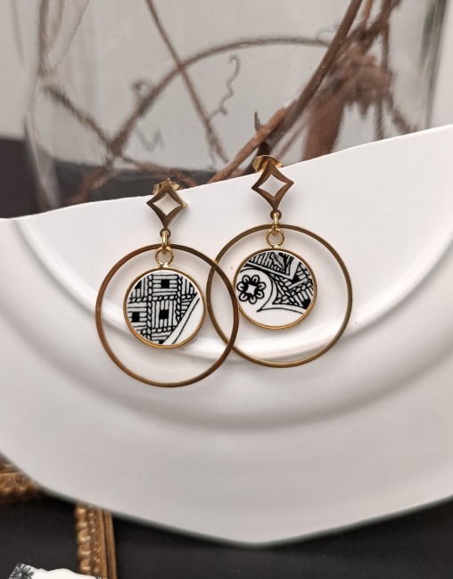 Boucles-dorées-anneaux-Sonate–Bijou-faïence-ancienne-cadeau-de-Noël-artisanal Découvrez les boucles Sonate en faïence de Gien, bijou artisanal français unique et poétique, parfait pour Noël ou cadeaux spéciaux.