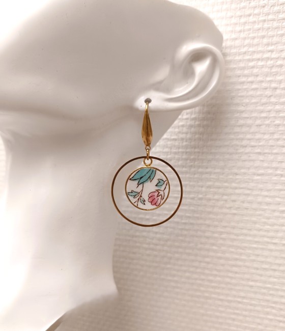 Boucles SAKURA portées, en faïence ancienne et plaqué or 24 carats, bijou artisanal français éco-responsable.