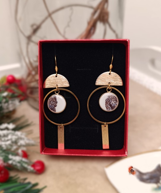 Création unique signée Broken Art : transformation poétique d’un décor de coq en pièces contemporaines. Finition soignée, fabrication française, expédition depuis Calais.