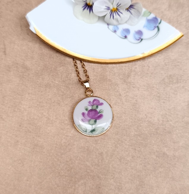 collier-poesie-ecrin-cadeau-noces-porcelaine Collier Poésie en porcelaine ancienne présenté dans son écrin, idée cadeau artisanale pour les noces de porcelaine.