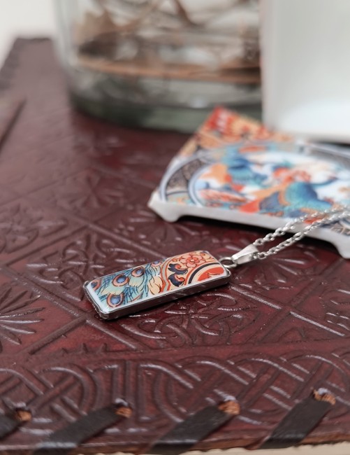 Collier IRAMI de profil, fin et léger, fragments d’une sous-tasse ancienne, bijou unique façonné à la main à Calais.