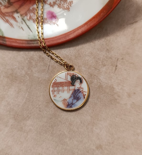 Collier Geisha sur décor vintage, bijou en porcelaine japonaise ancienne aux tons chauds et élégants.