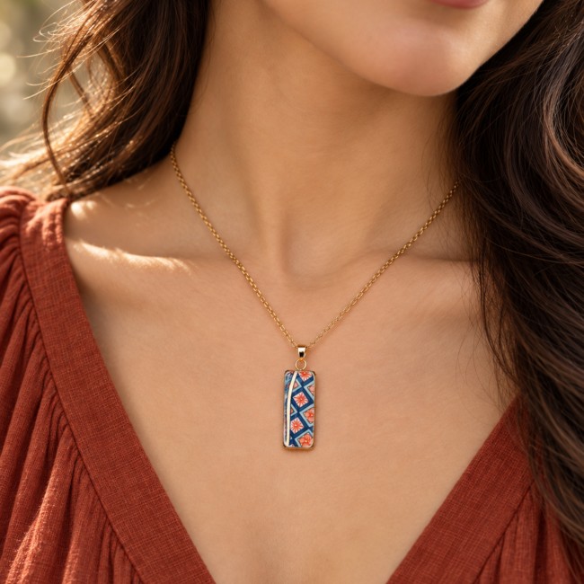 Collier IMARI porté, bijou très léger en porcelaine japonaise ancienne avec chaîne en acier inoxydable doré de 50 cm.
