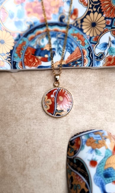 collier-imari-porcelaine-japonaise-plaque-or Pendentif artisanal Imari en porcelaine japonaise ancienne, décor de plumes et dorures sublimé par une finition résine.