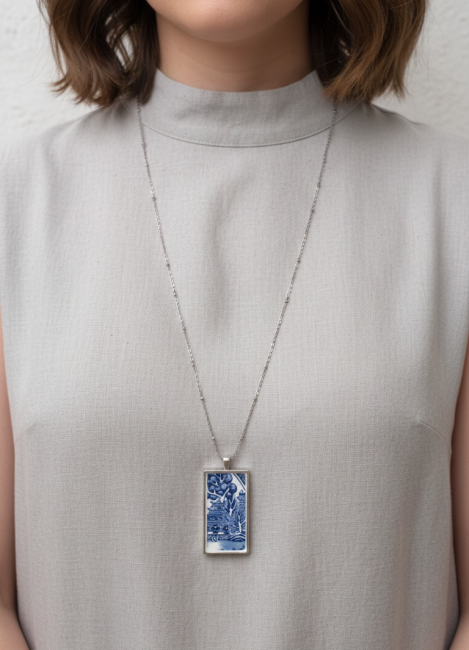 Portez ce pendentif rectangulaire Blue Willow sur votre tenue. Bijou artisanal français, entre héritage et style contemporain.