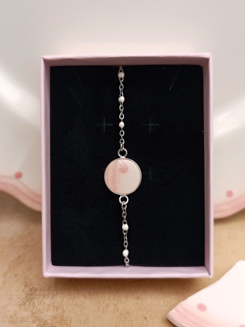 Boucles d'oreilles présentées dans leur écrin prêt à offrir.