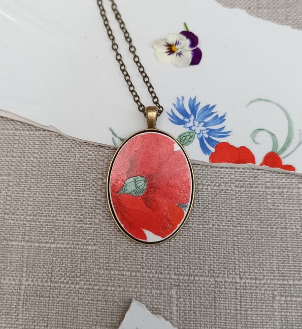 Collier Coquelicot réalisé à partir d'une véritable faïence ancienne L'Amandinoise au décor historique n° 8962 représentant un coquelicot.