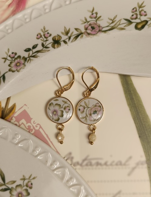 Boucles d'oreilles en porcelaine ancienne sur fond blanc, montées sur des dormeuses plaquées or 24 carats avec finition en résine brillante.  Photo 4
