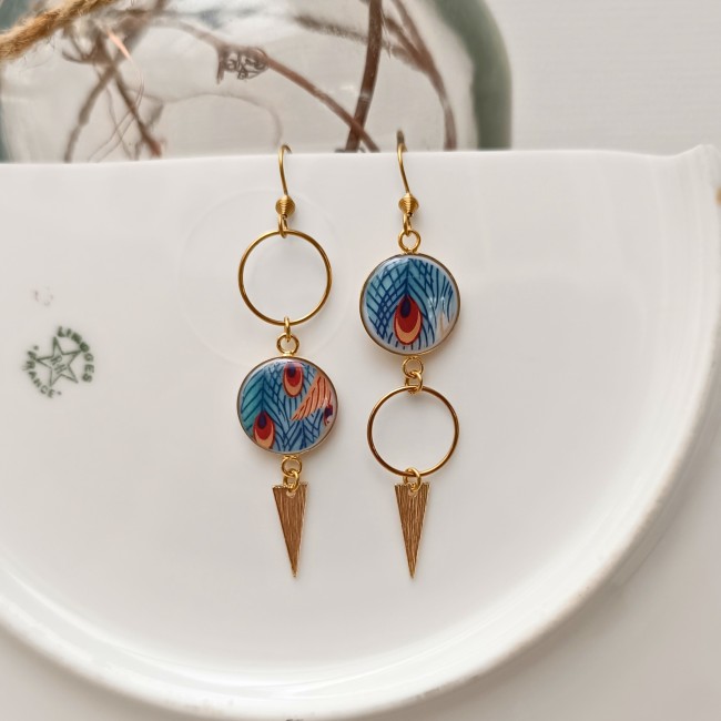 Boucles d'oreilles IMARI portées pour visualiser leur longueur de 50 mm, leur légèreté et leur élégance.