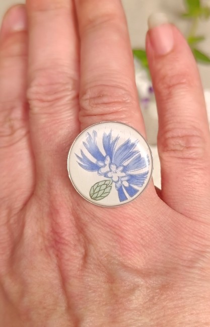 Grande bague Bleuet portée au doigt pour apprécier son élégance, ses proportions et son confort.