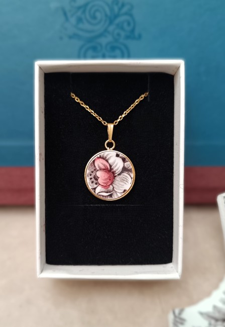 collier-divine-porcelaine-pendentif-cadeau-ecrin Collier Divine pendentif en porcelaine anglaise ancienne, rose rouge bordeaux, dans son écrin prêt à offrir.