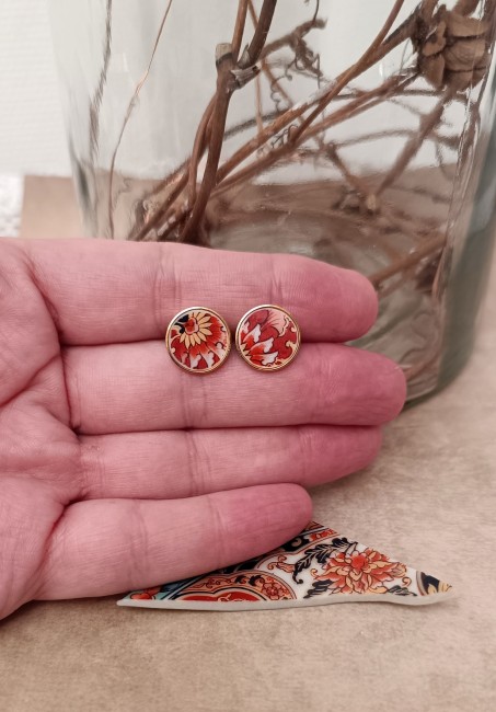 Détail des boucles d'oreilles Imari– Puces 12 mm  en porcelaine ancienne boucles d'oreilles puces  ImarI : délicats fragments de porcelaine japonaise d’Irami 1928, découpés et polis à la main pour un bijou raffiné.