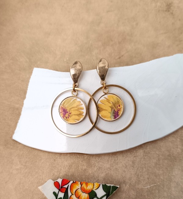 boucles-plaque-or-faience-gien-petales-jaunes
