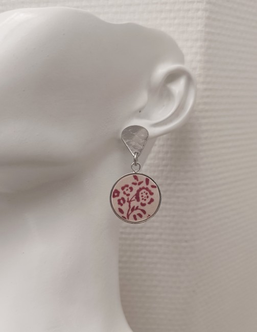 Boucles d’oreilles Siropi en porcelaine anglaise – bijou artisanal unique Boucles d’oreilles Siropi en porcelaine, posées délicatement, bijou artisanal français upcyclé et unique.