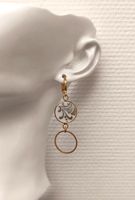Boucles d’oreilles Orion portées, illustrant leur élégance asymétrique et la brillance du plaqué or 24 carats.