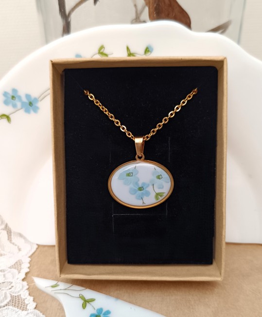 pendentif-myosotis-ovale-horizontal-ecrin Pendentif Myosotis présenté dans son écrin prêt à offrir.