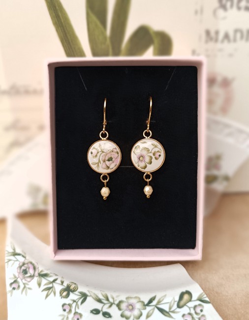 Boucles d'oreilles Trianon présentées dans leur écrin, prêtes à offrir pour un anniversaire, les noces de porcelaine ou toute autre occasion.
