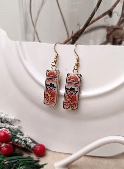 Boucles d’oreilles en porcelaine japonaise IMARI, issues d’une tasse ancienne découpée puis sertie à la main. Une pièce élégante et éco-responsable, fabrication locale à Calais.