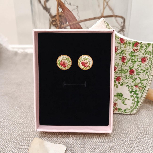 Boucles d’oreilles puces en porcelaine familiale ancienne et plaqué or, présentées dans leur écrin après transformation d’une assiette de famille.