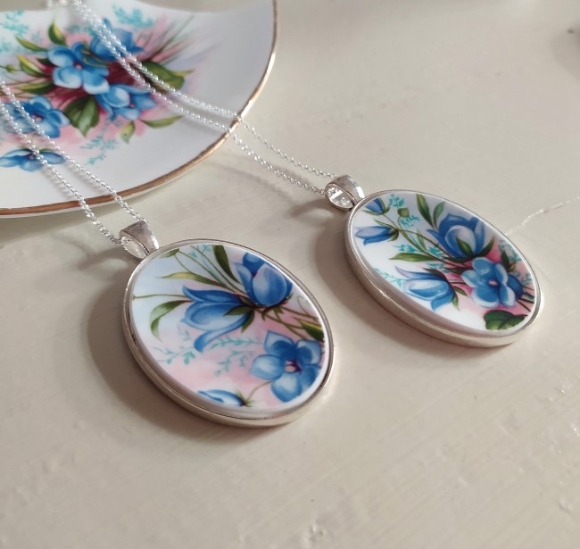 Collier Royal Tara posé, fragment de sous-tasse irlandaise recyclée, création artisanale française unique et poétique.