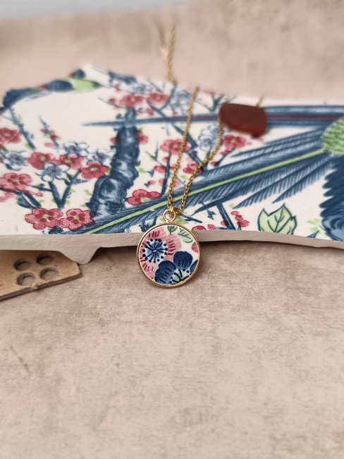 Collier CHERRY en faïence japonaise recyclée, motif fleurs de cerisier, plaqué or 24 carats, bijou poétique et unique.