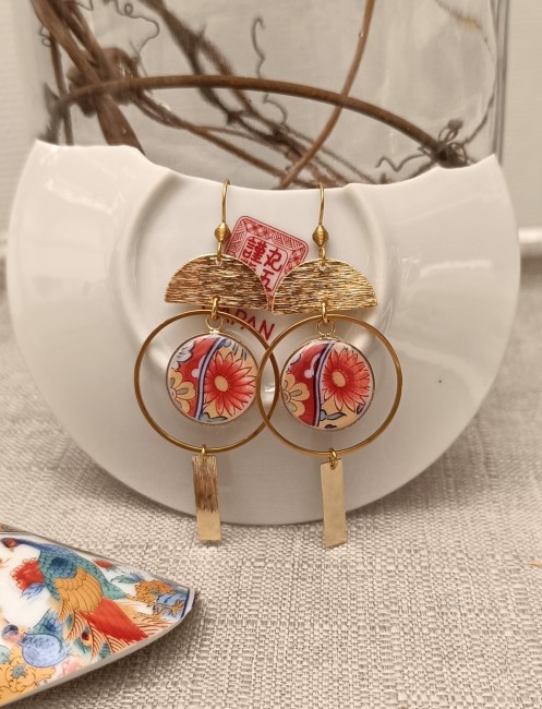 Boucles artisanales en porcelaine japonaise ancienne de 1928 avec motifs floraux, dorures et supports plaqués or 24 carats.