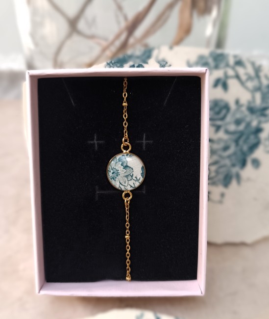 Bracelet présenté dans son écrin prêt à offrir.