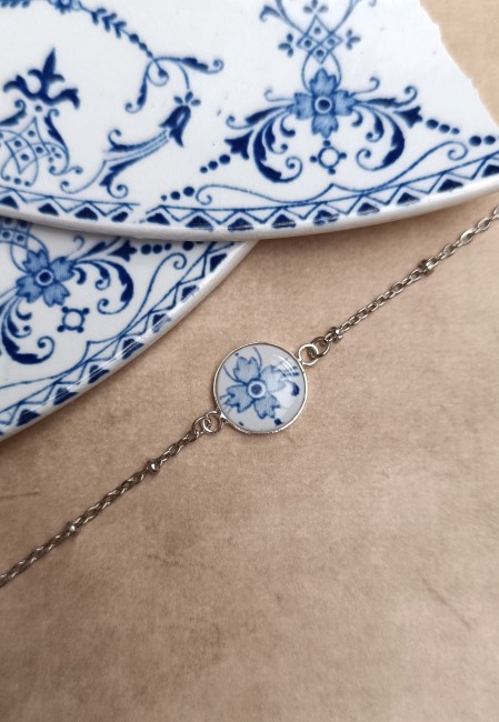Bracelet artisanal créé à partir de faïence ancienne recyclée avec décor bleu, plaqué argent et chaîne en acier inoxydable