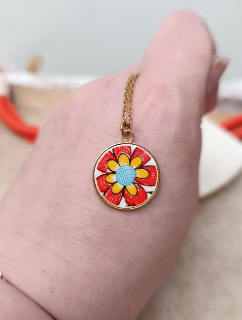 collier-samba-fleur-main.jpg