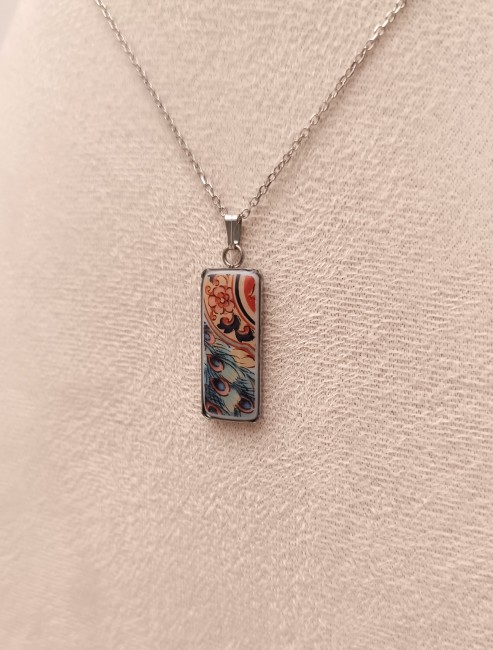 Collier IRAMI porté, fragments d’une sous-tasse ancienne, bijou unique façonné à la main à Calais.