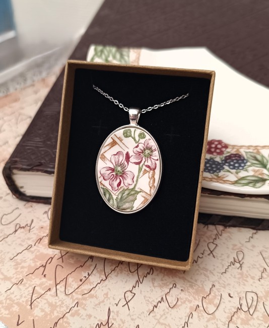 Collier jardin d'hiver dans son écrin, bijou artisanal français upcyclé et unique, création poétique et raffinée.
