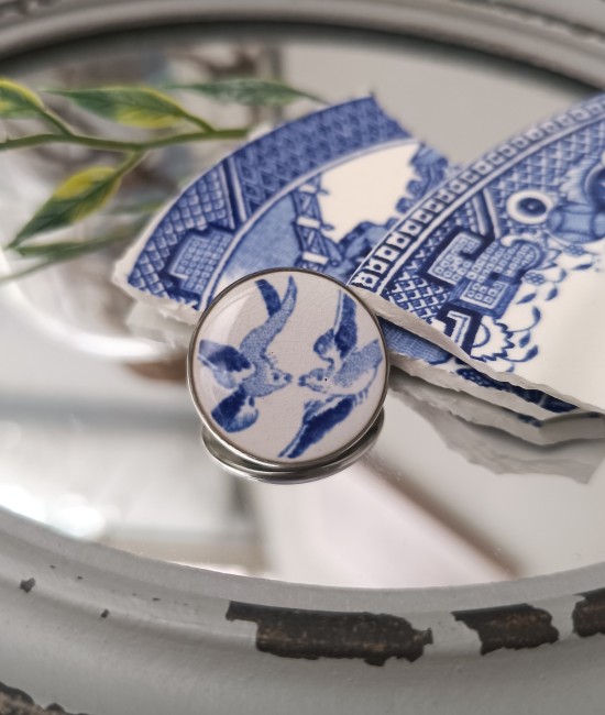 Broche poétique en faïence anglaise Blue Willow, décor couple d’oiseaux. Bijou léger, protégé par résine, issu de l’upcycling artisanal français.