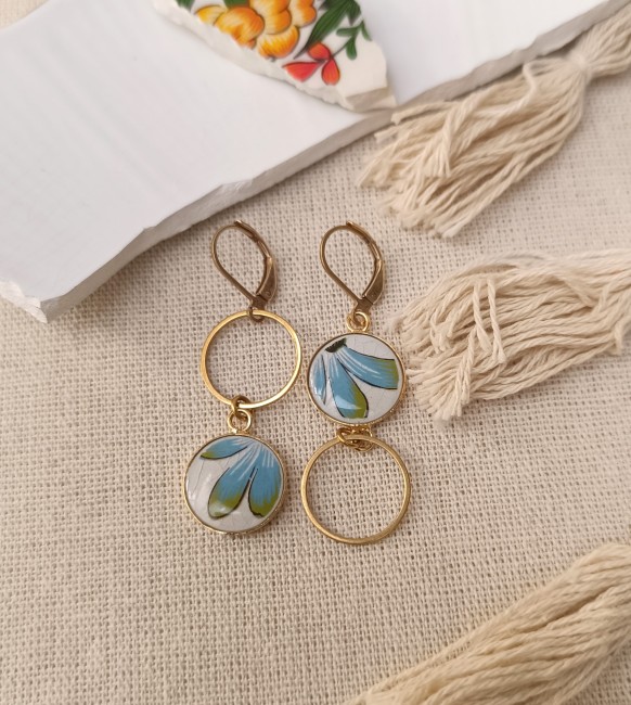 boucles-plaque-or-faience-gien-vert-bleu Boucles d'oreilles Samba inspirées des couleurs et motifs des années 70.