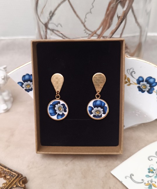 Boucles d’oreilles “Saphir” artisanales en faïence ancienne. Bijou upcyclé, élégant et durable, prêt à offrir.