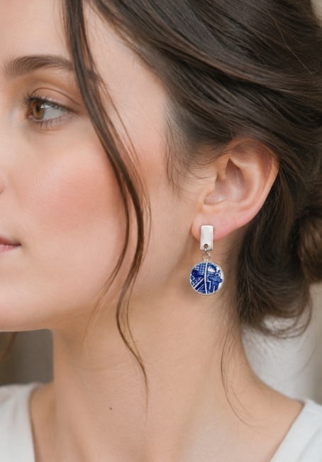 Boucles d'oreilles Blue Willow portées pour apprécier leur élégance, leur légèreté et la finesse du décor en porcelaine ancienne.